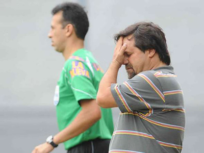 Caruso se agarra la cabeza: Quilmes cayó en su estreno en el banco.