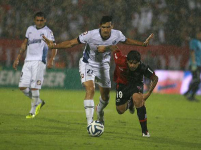El partido en Rosario fue una lucha, por momentos bajo una lluvia torrencial.