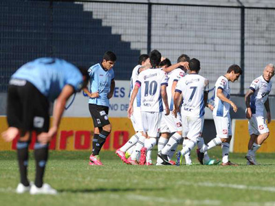 Los de Quilmes festejan, los de Belgrano sufren, después del gol de Turus.