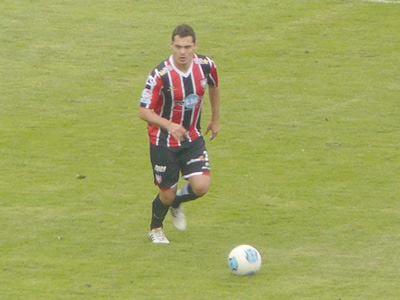 Emanuel Morales, durante su última temporada, jugando para Chacarita.