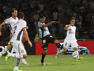 Se viene el primer gol de Belgrano, después del disparo de Velázquez.