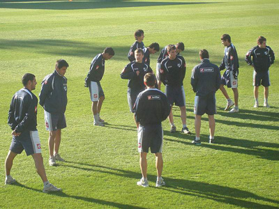 El pequeño grupo de futbolistas que formaron parte de la primera práctica.