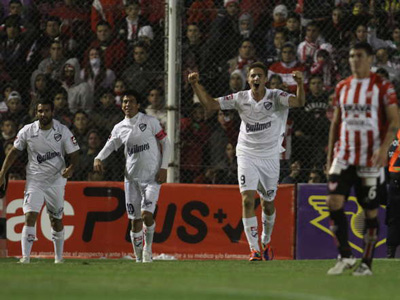Rescaldani, Caneo y Cauteruccio, el autor de los goles, disfrutan de esta victoria.