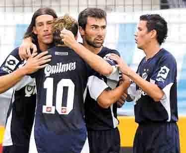 Todo Quilmes festeja el gol, que a la postre sería el de la victoria.