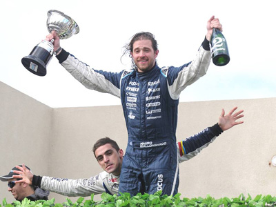 Giallombardo, con champagne en mano, festeja en el podio de La Pampa.