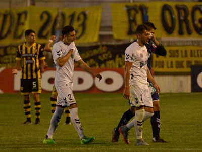 Preocupación de los futbolistas de Quilmes tras la derrota en Tandil.