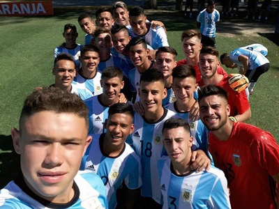 Los chicos del Sub 20 se sacaron una selfie grupal antes del viaje a Ecuador.
