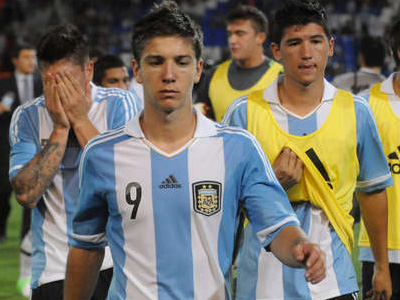 Argentina perdió 2 a 1 con Paraguay y peligra su clasificación. El arquero cervecero evitó una goleada.