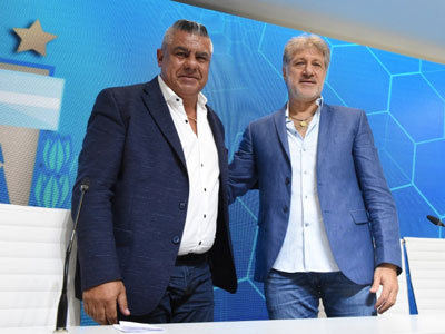 Tapia y Marchi llegaron a un acuerdo que favorece a los futbolistas con contrato.