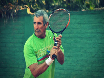 Oscar Romañach, como casi siempre, dentro de una cancha de tenis.