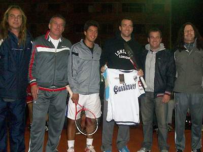 Squillari muestra la casaca de Quilmes, rodeado de gente del club.