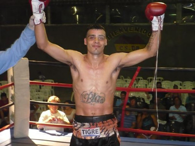 El Tigre Castro festeja después de la pelea en Exaltación de la Cruz.