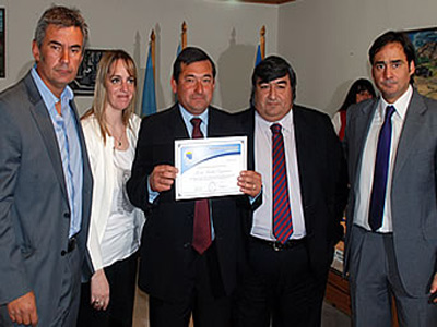 Franco al recibir un diploma de parte del HCD de El Calafate.