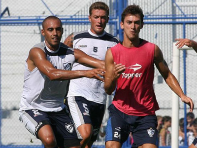Martínez y Cobo marcan a Ferreyra, uno de los goleadores de la mañana en Liniers.
