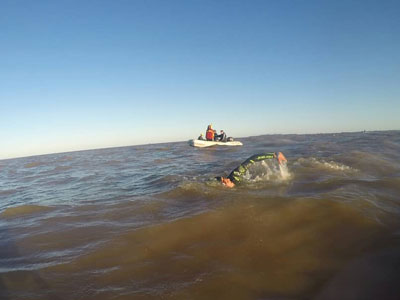 Omar Pineda en plena acción en las aguas amarronadas del Río de la Plata.